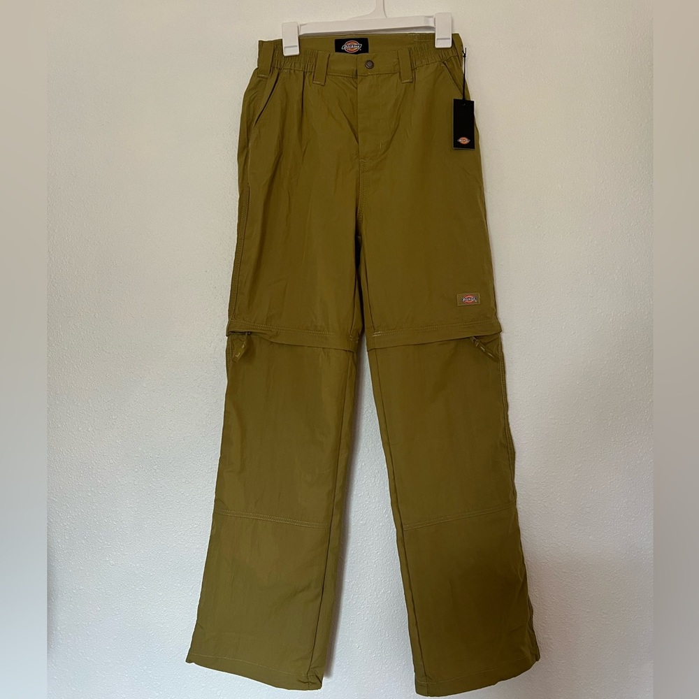 Dickies performance cargo utility  pant NWT💕🛒🛒 2 in 1. Pants to short💕🛒